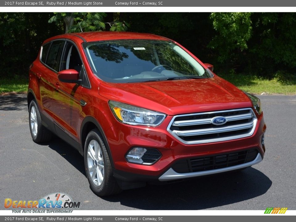 Front 3/4 View of 2017 Ford Escape SE Photo #1