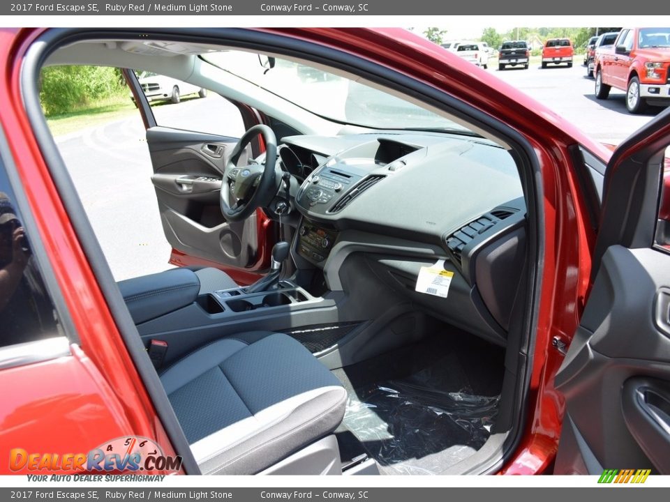 2017 Ford Escape SE Ruby Red / Medium Light Stone Photo #30