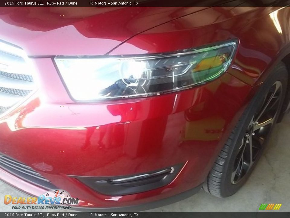 2016 Ford Taurus SEL Ruby Red / Dune Photo #17
