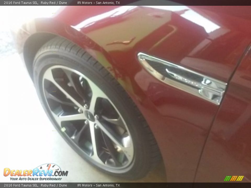2016 Ford Taurus SEL Ruby Red / Dune Photo #19