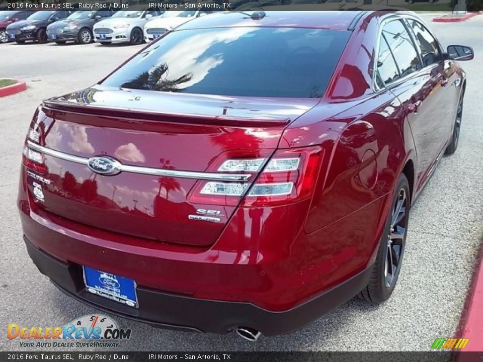 2016 Ford Taurus SEL Ruby Red / Dune Photo #36