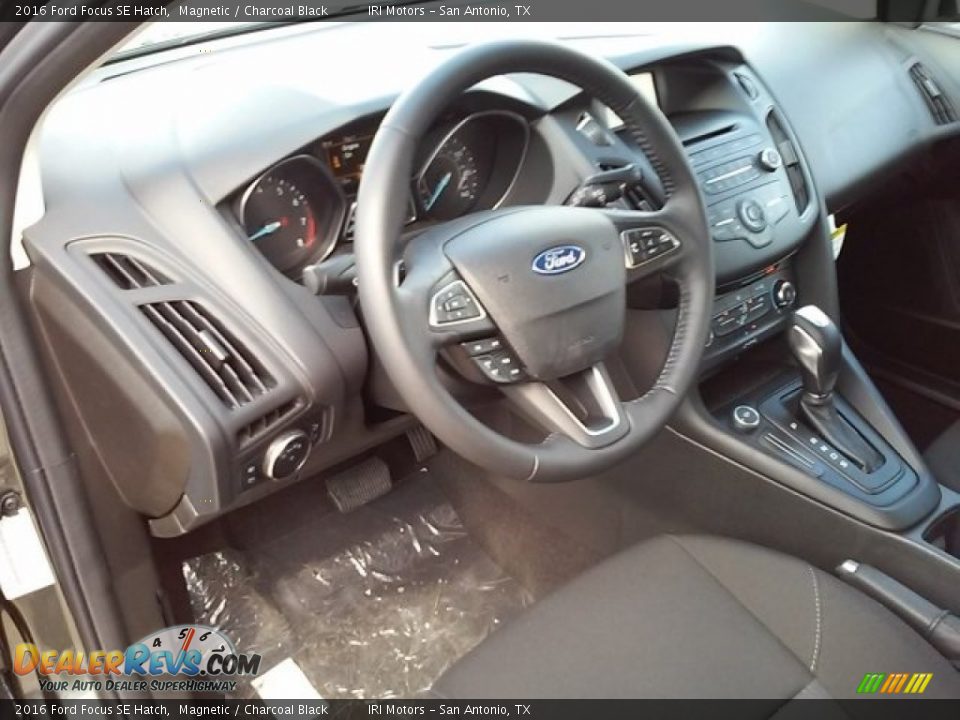 2016 Ford Focus SE Hatch Magnetic / Charcoal Black Photo #5