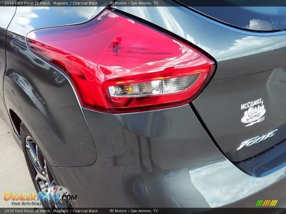 2016 Ford Focus SE Hatch Magnetic / Charcoal Black Photo #18