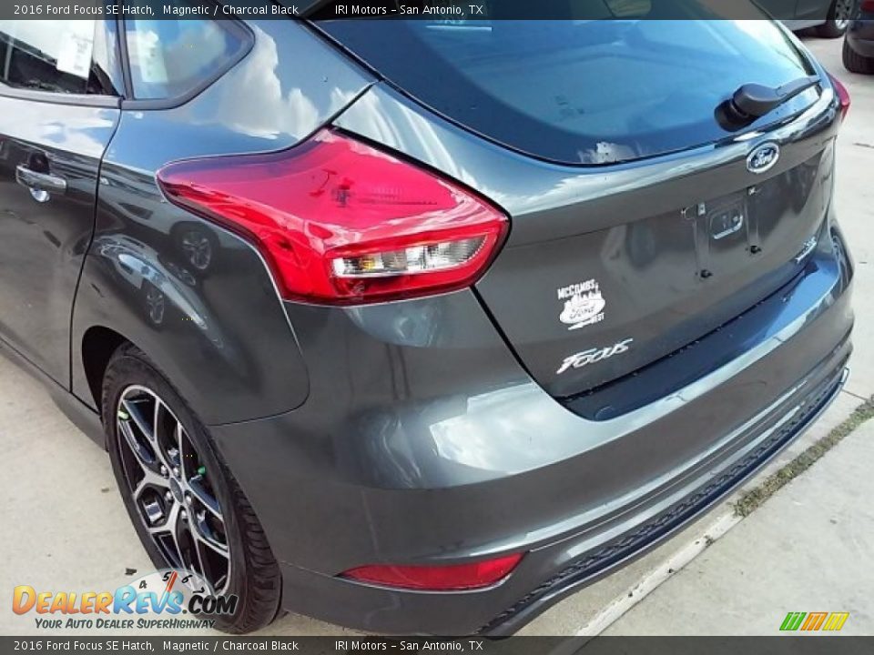2016 Ford Focus SE Hatch Magnetic / Charcoal Black Photo #19