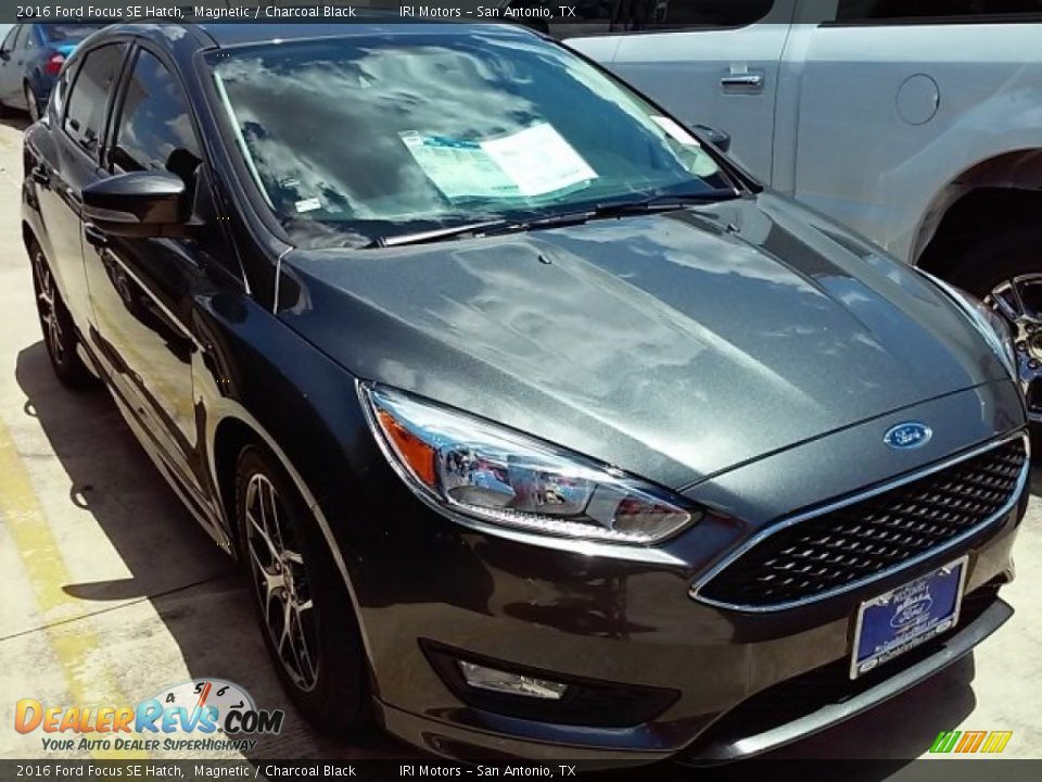 2016 Ford Focus SE Hatch Magnetic / Charcoal Black Photo #27