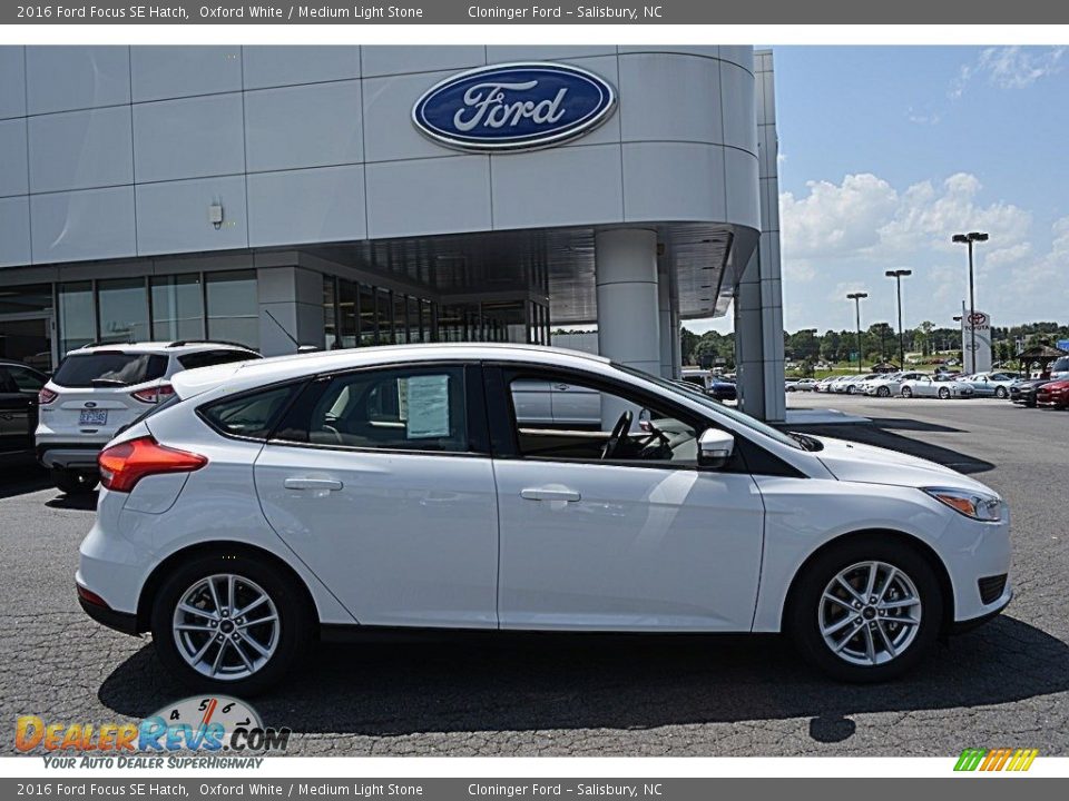 2016 Ford Focus SE Hatch Oxford White / Medium Light Stone Photo #2