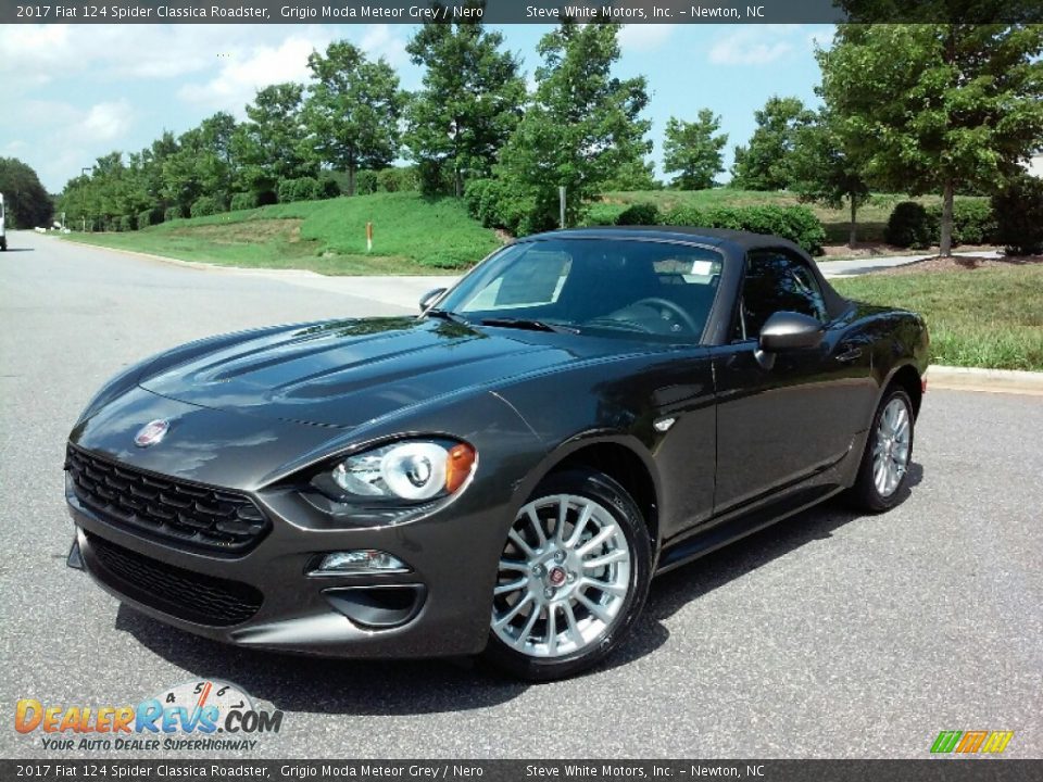 Front 3/4 View of 2017 Fiat 124 Spider Classica Roadster Photo #3