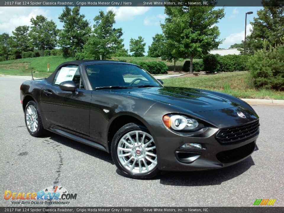 Front 3/4 View of 2017 Fiat 124 Spider Classica Roadster Photo #5