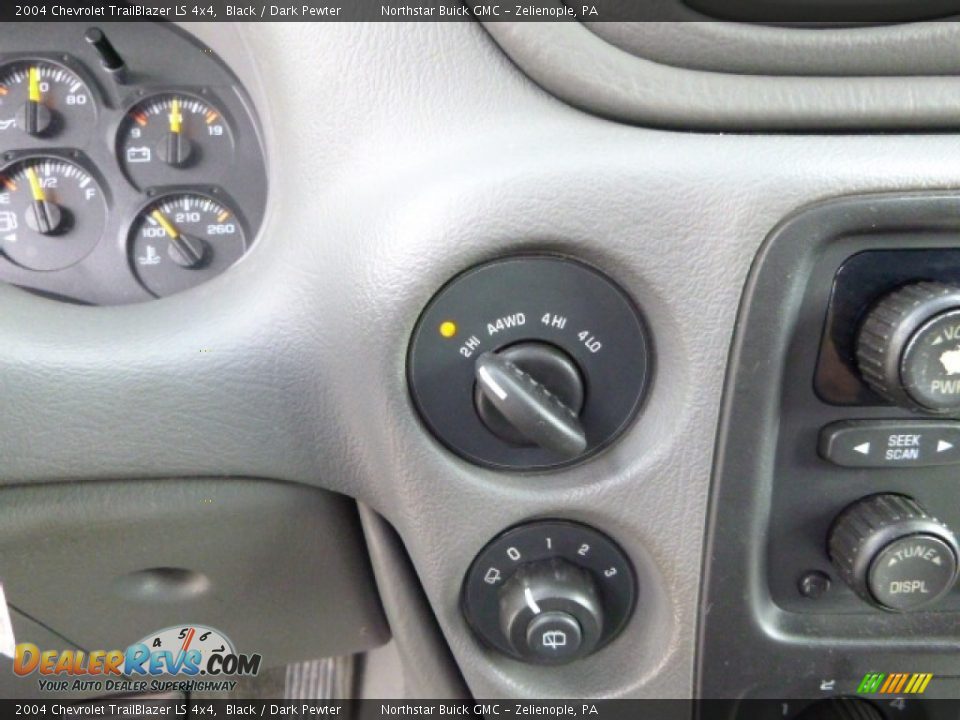 2004 Chevrolet TrailBlazer LS 4x4 Black / Dark Pewter Photo #24