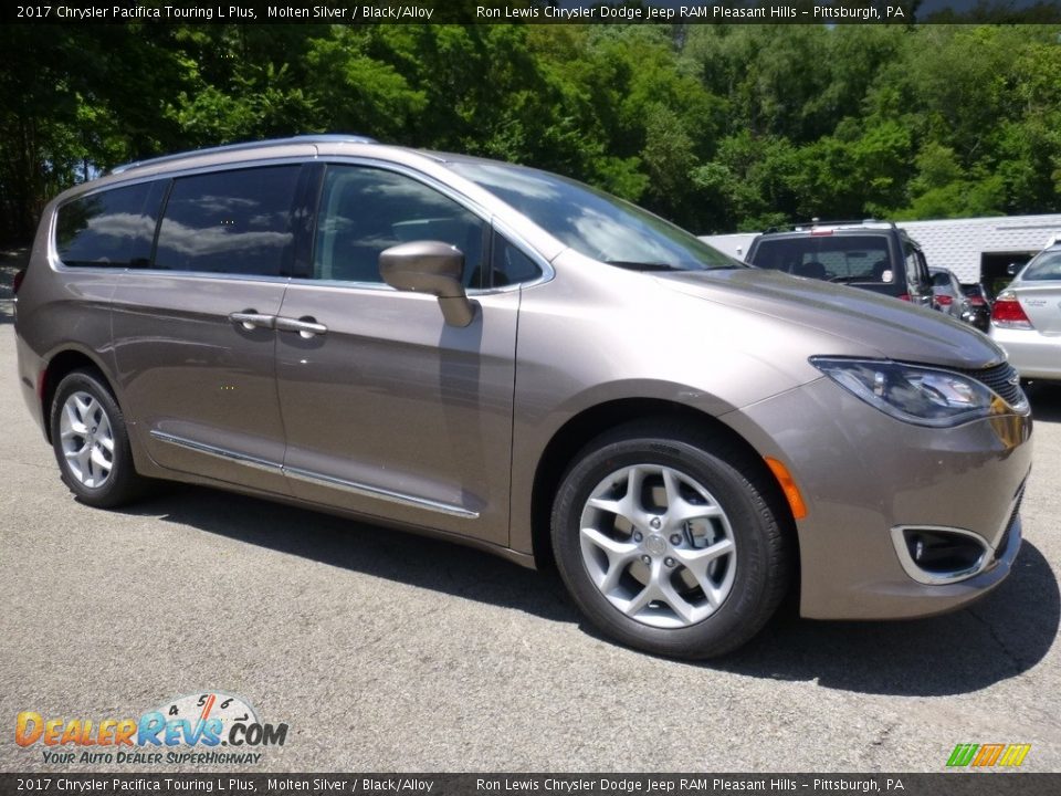 Front 3/4 View of 2017 Chrysler Pacifica Touring L Plus Photo #5