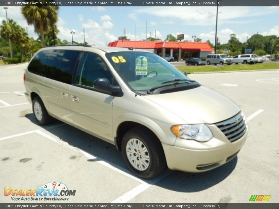 Front 3/4 View of 2005 Chrysler Town & Country LX Photo #11