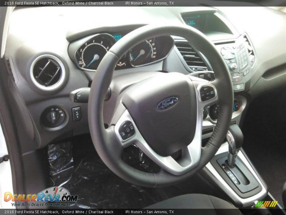 2016 Ford Fiesta SE Hatchback Oxford White / Charcoal Black Photo #16