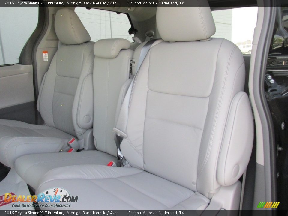 2016 Toyota Sienna XLE Premium Midnight Black Metallic / Ash Photo #18