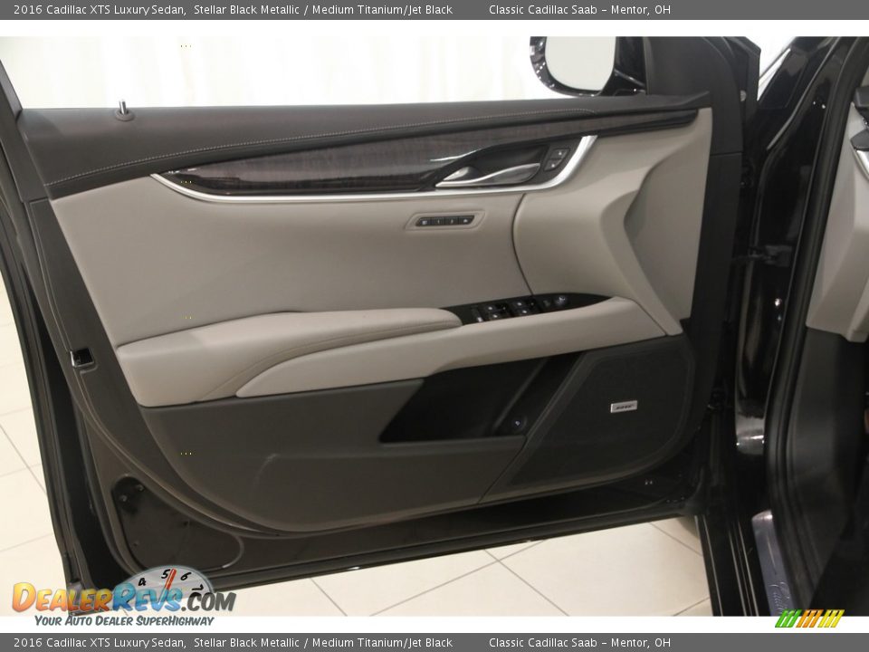 2016 Cadillac XTS Luxury Sedan Stellar Black Metallic / Medium Titanium/Jet Black Photo #4