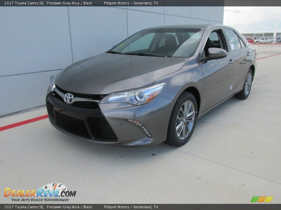 Front 3/4 View of 2017 Toyota Camry SE Photo #7