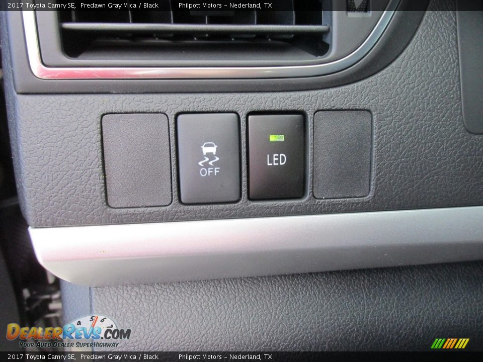 Controls of 2017 Toyota Camry SE Photo #31