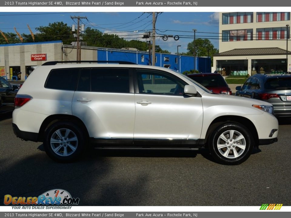 2013 Toyota Highlander SE 4WD Blizzard White Pearl / Sand Beige Photo #2