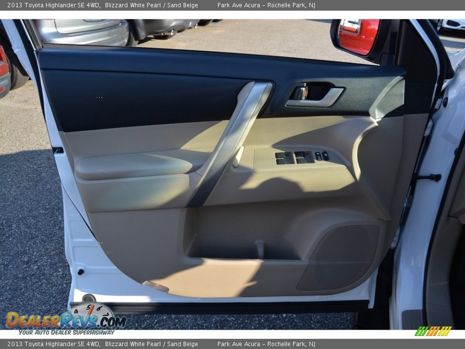 2013 Toyota Highlander SE 4WD Blizzard White Pearl / Sand Beige Photo #9