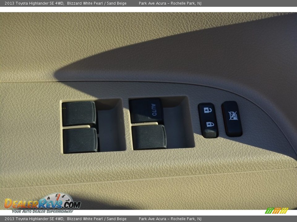 2013 Toyota Highlander SE 4WD Blizzard White Pearl / Sand Beige Photo #10