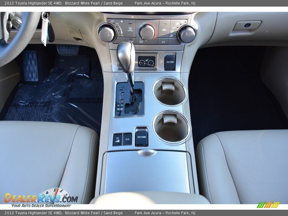 2013 Toyota Highlander SE 4WD Blizzard White Pearl / Sand Beige Photo #17