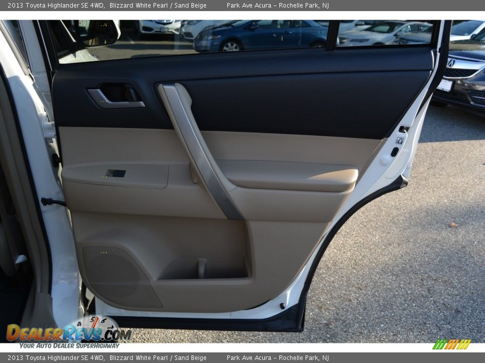 2013 Toyota Highlander SE 4WD Blizzard White Pearl / Sand Beige Photo #25