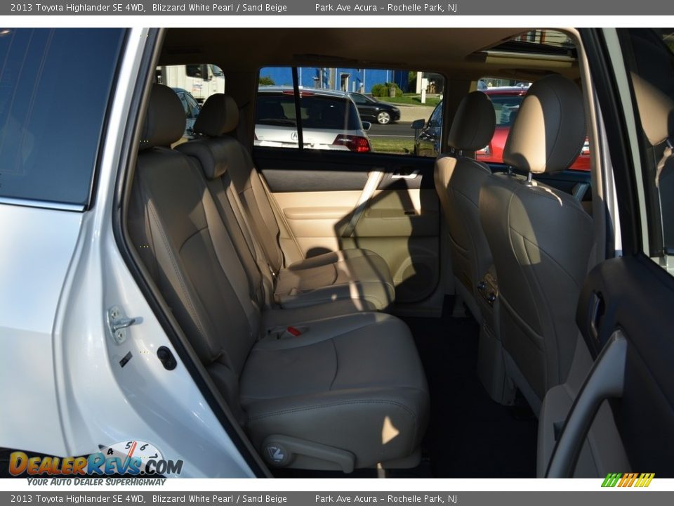 2013 Toyota Highlander SE 4WD Blizzard White Pearl / Sand Beige Photo #26