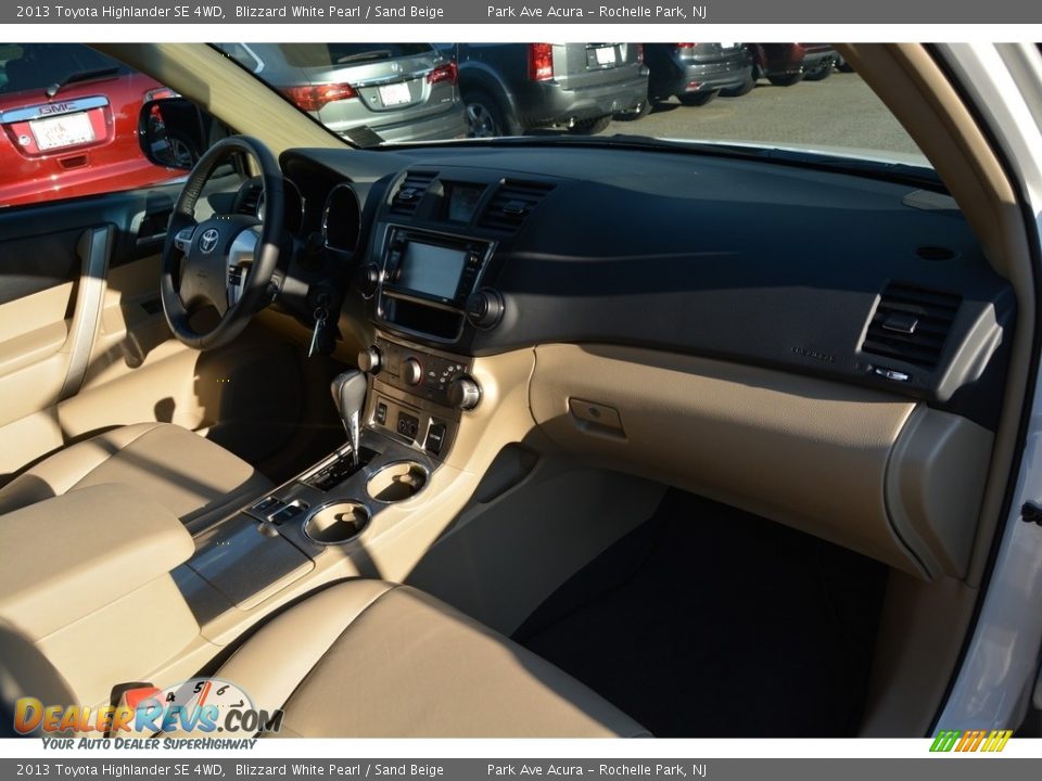 2013 Toyota Highlander SE 4WD Blizzard White Pearl / Sand Beige Photo #28