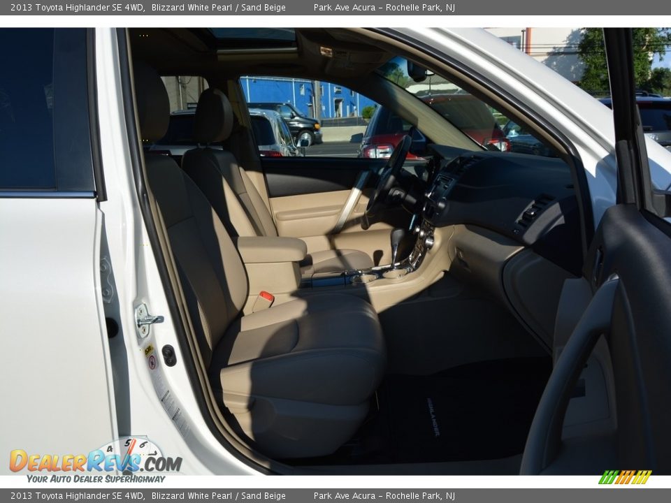 2013 Toyota Highlander SE 4WD Blizzard White Pearl / Sand Beige Photo #29