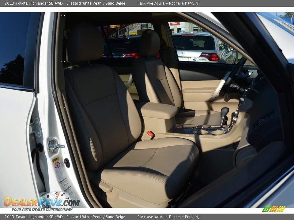 2013 Toyota Highlander SE 4WD Blizzard White Pearl / Sand Beige Photo #30