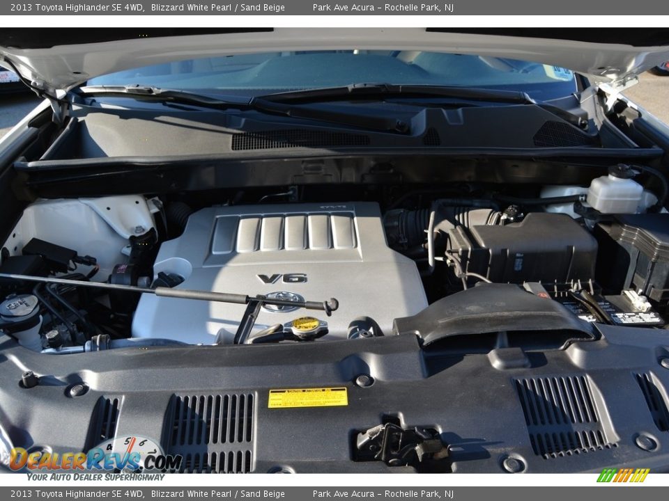 2013 Toyota Highlander SE 4WD Blizzard White Pearl / Sand Beige Photo #31
