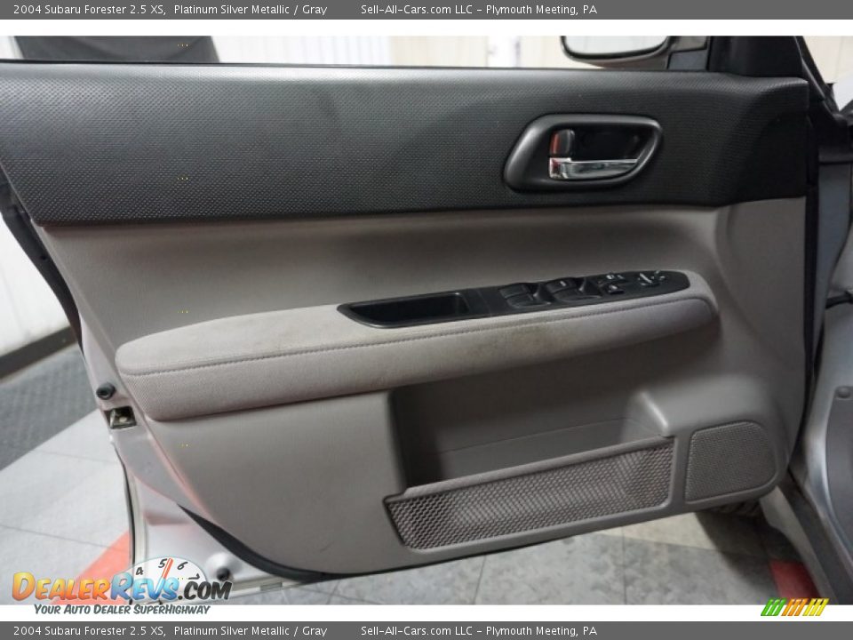 2004 Subaru Forester 2.5 XS Platinum Silver Metallic / Gray Photo #12