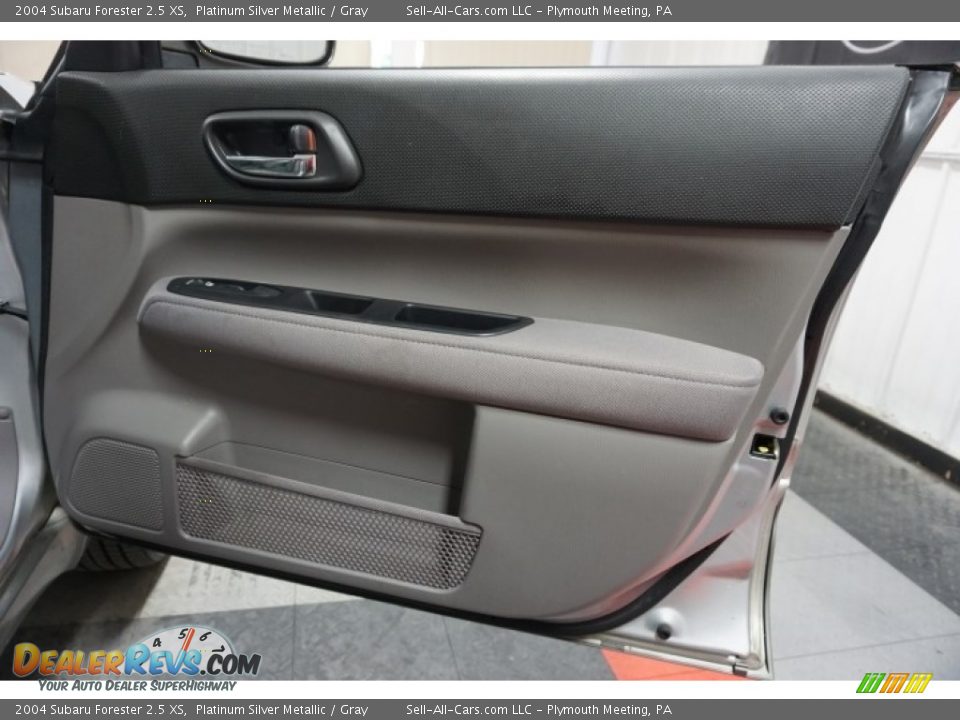 2004 Subaru Forester 2.5 XS Platinum Silver Metallic / Gray Photo #17