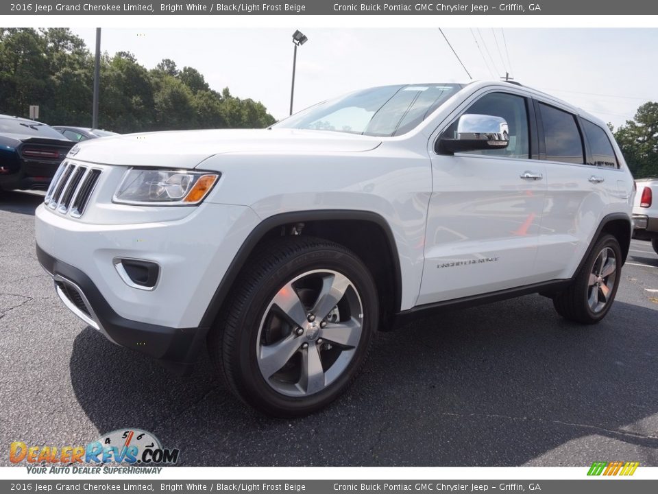 Front 3/4 View of 2016 Jeep Grand Cherokee Limited Photo #3