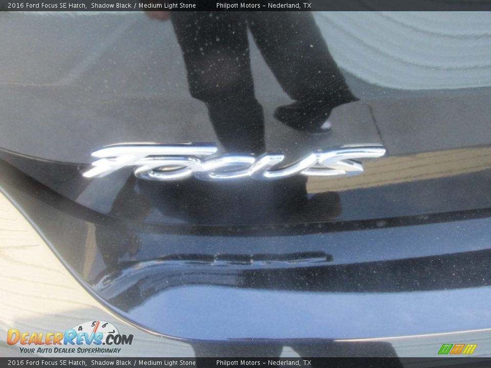 2016 Ford Focus SE Hatch Shadow Black / Medium Light Stone Photo #13