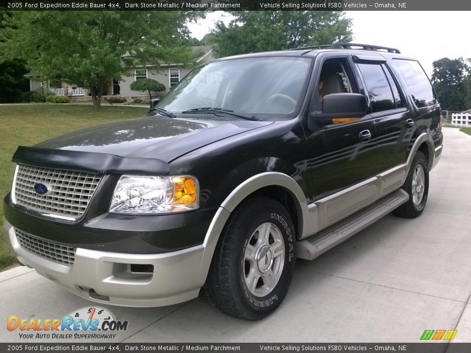 Front 3/4 View of 2005 Ford Expedition Eddie Bauer 4x4 Photo #1