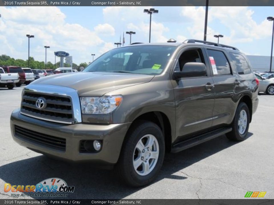 Front 3/4 View of 2016 Toyota Sequoia SR5 Photo #3