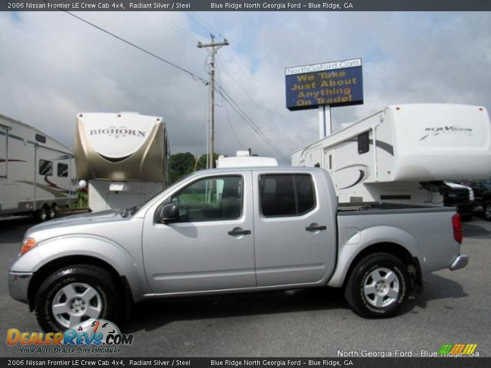 2006 Nissan Frontier LE Crew Cab 4x4 Radiant Silver / Steel Photo #2