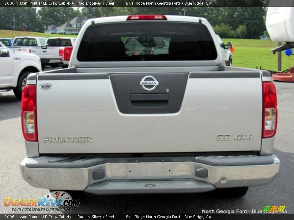 2006 Nissan Frontier LE Crew Cab 4x4 Radiant Silver / Steel Photo #4