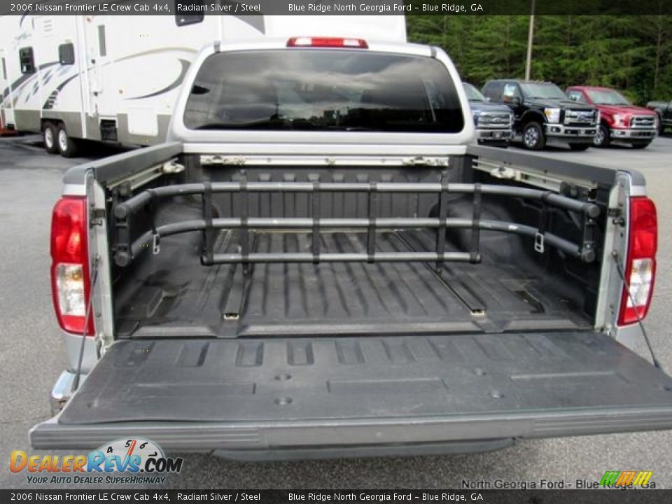 2006 Nissan Frontier LE Crew Cab 4x4 Radiant Silver / Steel Photo #15