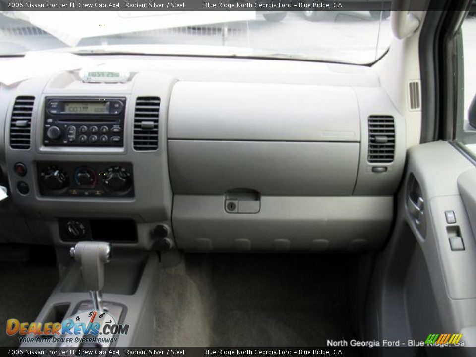 2006 Nissan Frontier LE Crew Cab 4x4 Radiant Silver / Steel Photo #18