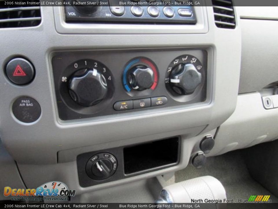 2006 Nissan Frontier LE Crew Cab 4x4 Radiant Silver / Steel Photo #21