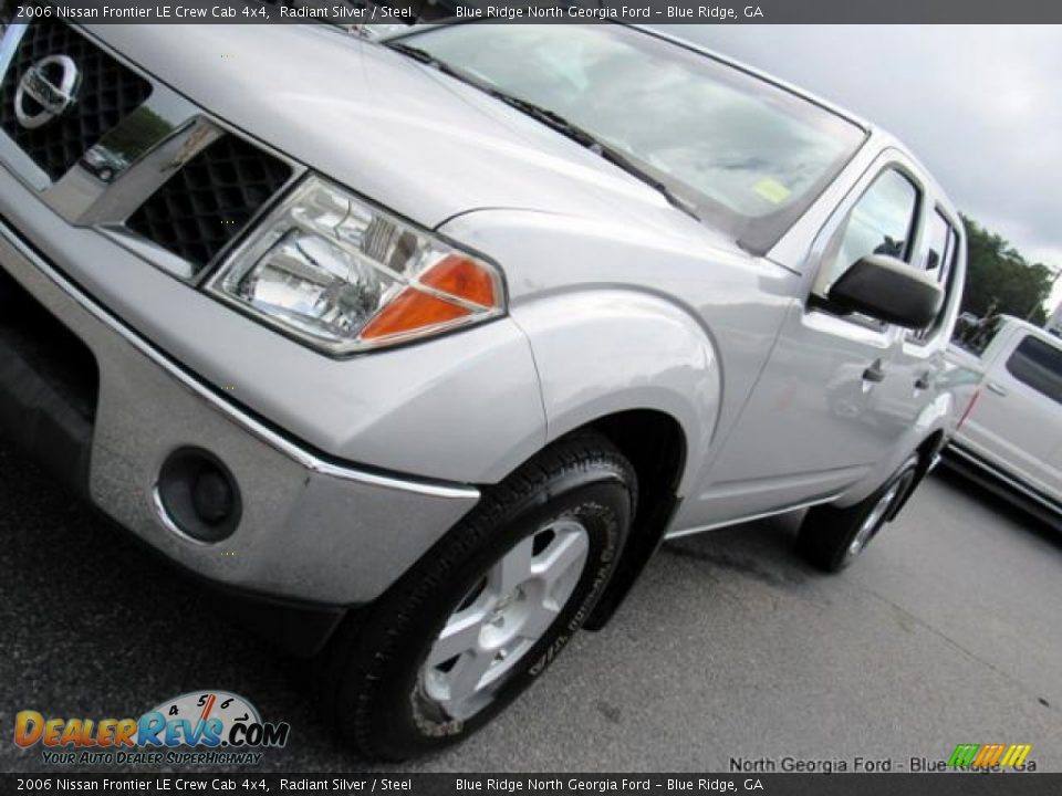 2006 Nissan Frontier LE Crew Cab 4x4 Radiant Silver / Steel Photo #29