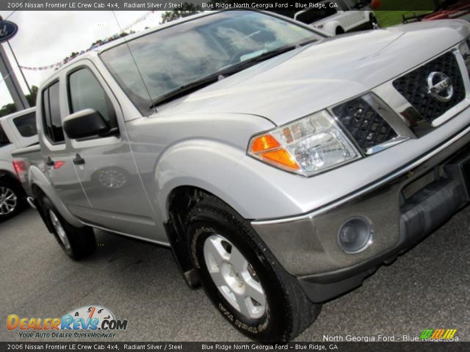 2006 Nissan Frontier LE Crew Cab 4x4 Radiant Silver / Steel Photo #30