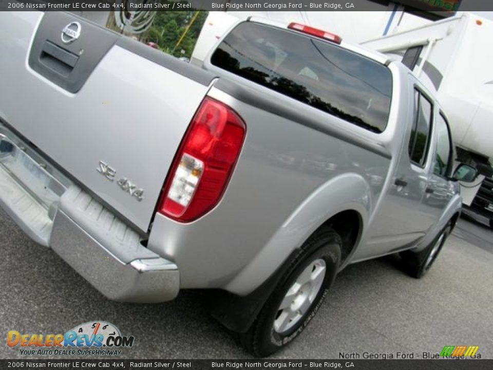 2006 Nissan Frontier LE Crew Cab 4x4 Radiant Silver / Steel Photo #31