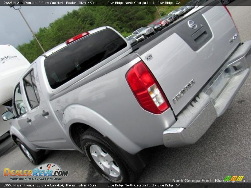 2006 Nissan Frontier LE Crew Cab 4x4 Radiant Silver / Steel Photo #32