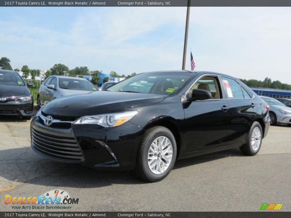 Front 3/4 View of 2017 Toyota Camry LE Photo #3