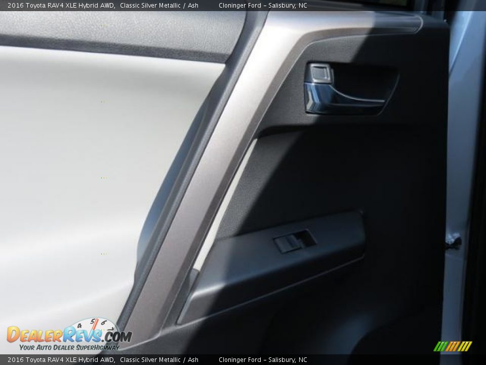 2016 Toyota RAV4 XLE Hybrid AWD Classic Silver Metallic / Ash Photo #7