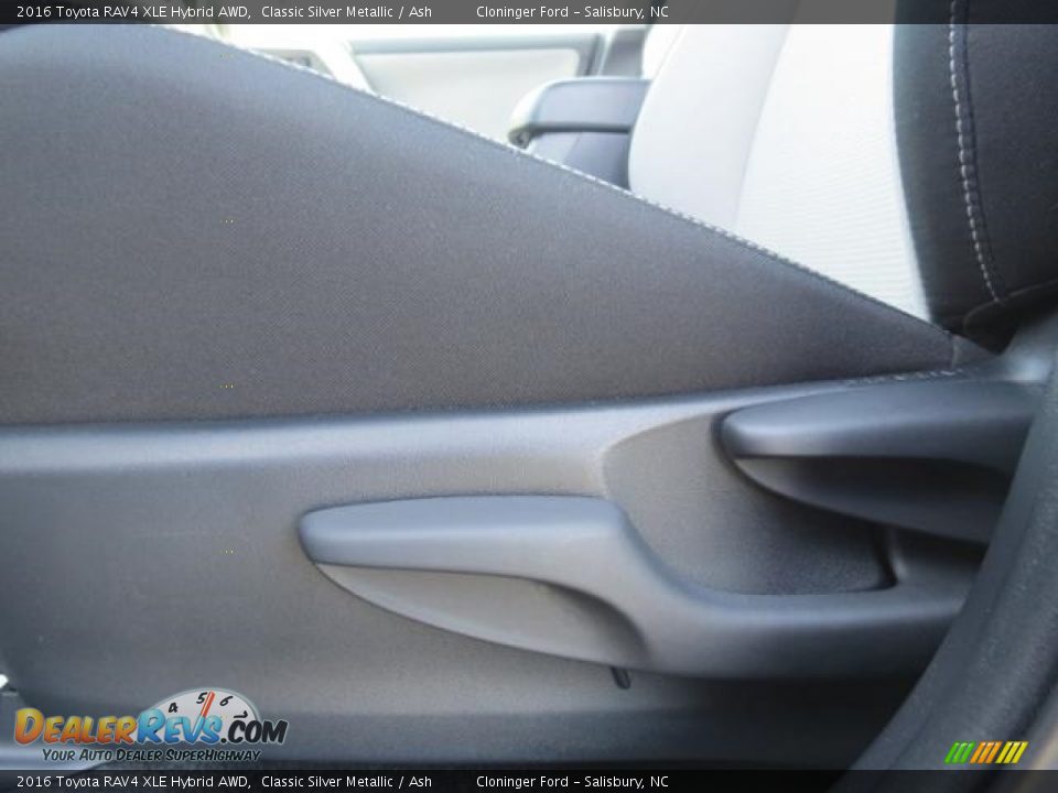 2016 Toyota RAV4 XLE Hybrid AWD Classic Silver Metallic / Ash Photo #10