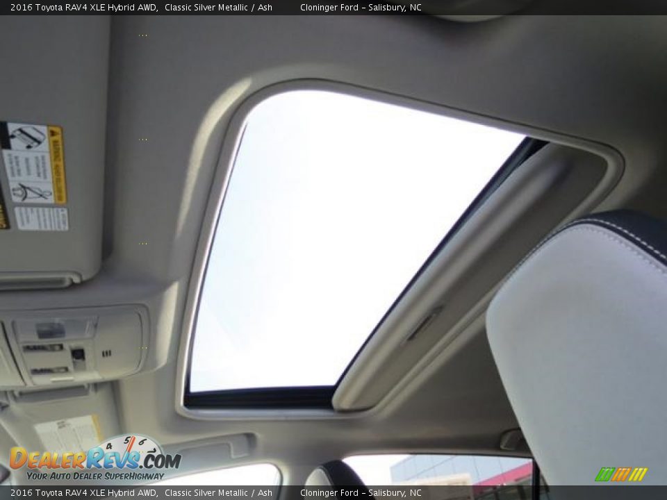 2016 Toyota RAV4 XLE Hybrid AWD Classic Silver Metallic / Ash Photo #11