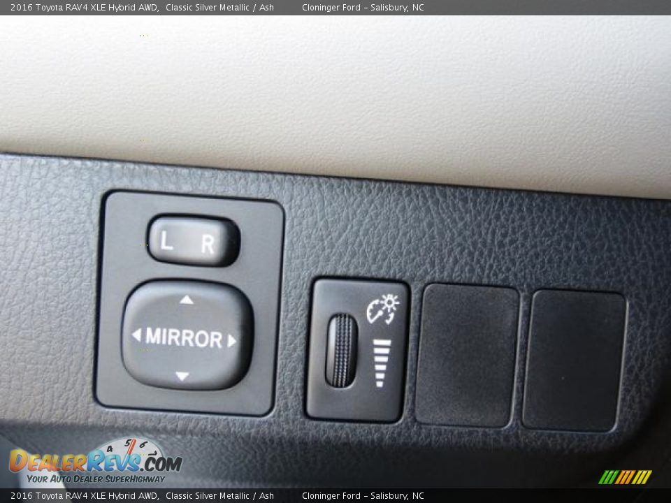 2016 Toyota RAV4 XLE Hybrid AWD Classic Silver Metallic / Ash Photo #24